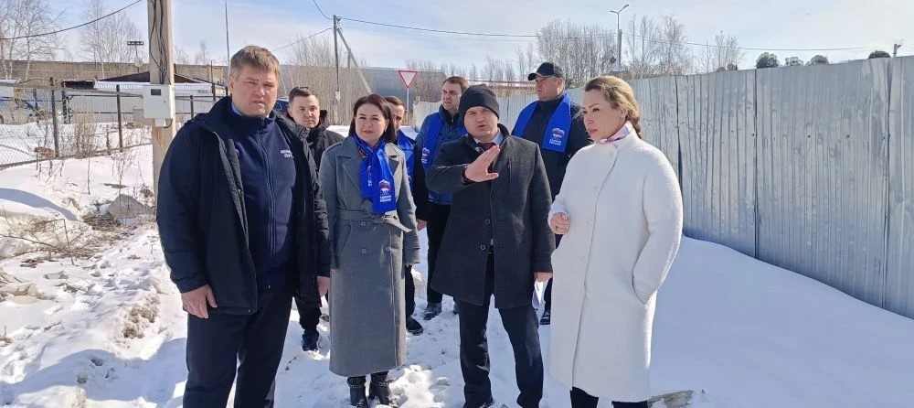 Партийный десант "Единой России". Слева на фотографии Председатель Думы города А.И. Олейников