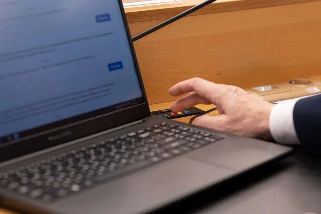 Слева ноутбук, справа рука депутата